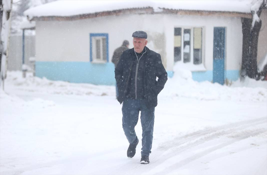 Yükseklerine kar yağan şehir beyaz örtüyle kaplandı 11